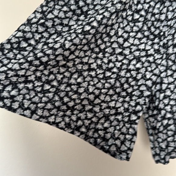 Vintage Honors Apparel Black and White Long shorts with Floral Print medium - Picture 3 of 10